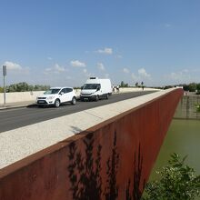 普通の近代的な橋