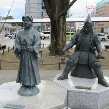 竹千代君像と今川義元公像です