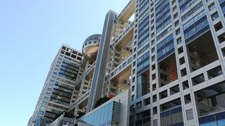 遠くからでも目だつビルです。