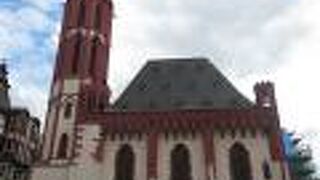 レーマー広場に面している白壁と赤レンガが組み合わされた教会