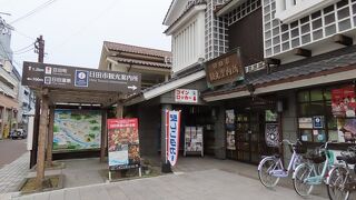 駅の近くの和風の趣の建物