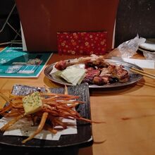 骨付き鳥と鳴戸金時のフライドポテト。美味！