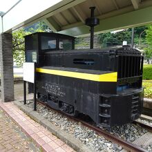 水門建設時のトロッコを牽引した機関車の展示