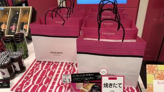 高級食材の並ぶ店