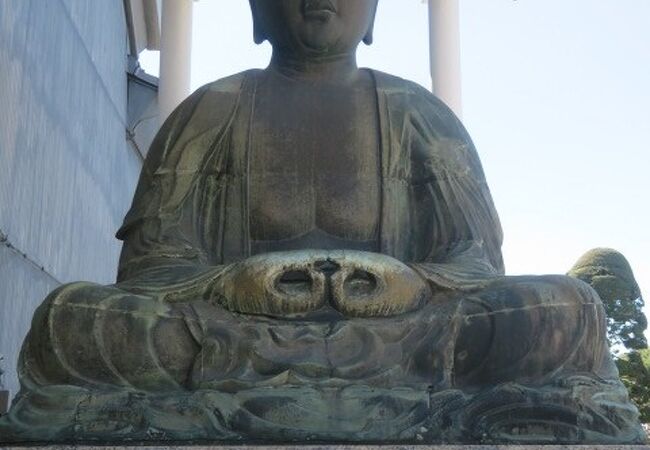 門前に金仏さんがあります