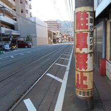石山坂本線。車道の３分の２が京阪電車の軌道です