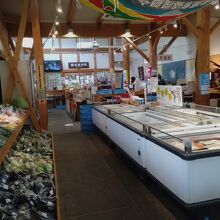 魚や野菜を販売