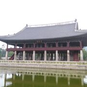 景福宮内の池に浮かぶ朝鮮時代の宴会場　慶会楼 
