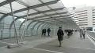 水面上に浮かぶ透明なチューブをイメージ