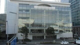 「海の見えるコンサートホール」として親しまれています