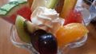 仙台では有名な高級果物店。本店にはカフェや持ち帰り用ケーキ部門も有り。