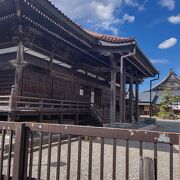 新潟市内にある立派な建物の寺院