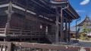 新潟市内にある立派な建物の寺院