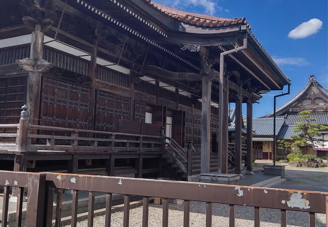 新潟市内にある立派な建物の寺院