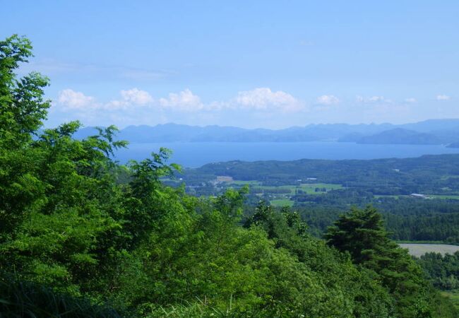 東側に磐梯山、南側に猪苗代湖