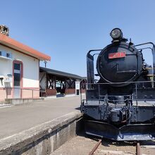 駅舎と９６００型蒸気機関車