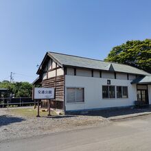 こちら側は現代の建材で修理されており残念