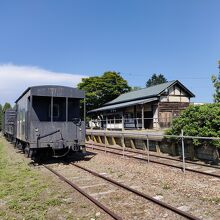 ホーム側は素晴らしい保存状態。駅員が出てきて改札しそうな感じ