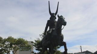 JR彦根駅前にある銅像です。