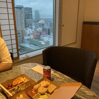 部屋でラウンジご飯です！20種類くらいあって立派なお食事。