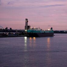 夕焼けの名古屋港。