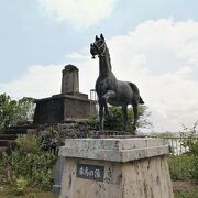 赤馬の像は赤くない