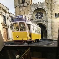 階段の踊り場には壁全面に28Eの写真