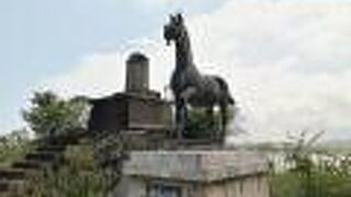 赤馬の像は赤くない