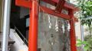 お社はビルの階段を登った上にありました