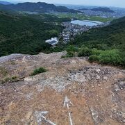 岩肌の山