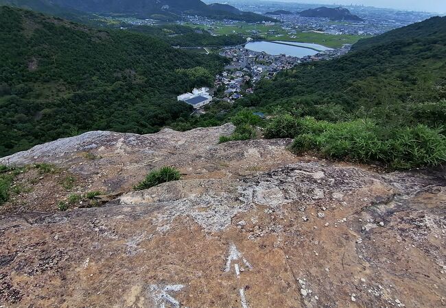 岩肌の山