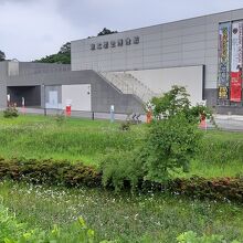 JR仙石東北ライン国府多賀城駅のホームから見た東北歴史博物館