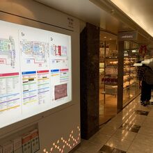 覗き込んでいる人もいます