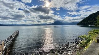 湖畔から恵庭岳など周辺の眺めが素晴らしい