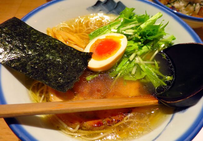 Ramen restaurant with a simple design, popular among women