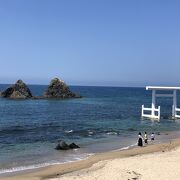 白い鳥居が映えます☆きれいな海～