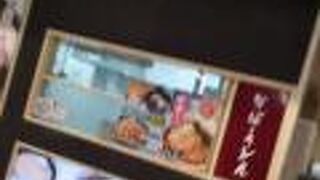 駅の改札から直ぐです。