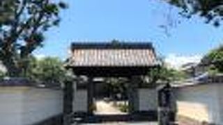 本堂前に法然上人の立像