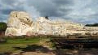 巨大な涅槃仏が寝そべっているワット ローカヤースッター