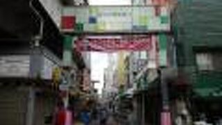 小規模な飲食店が軒を連ねています。