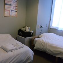 ベッドの配置がL字型。ちょっとおもしろい。でも使い易い。