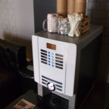 エレベーター横のコーヒーマシン。香り良い豆を使っていました。