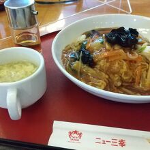 海鮮あんかけ焼きそば。スープがついてきます。