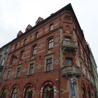 遠くからでもレンガの建物が目につきやすいです