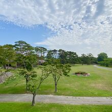 土塁の上から公園を見る