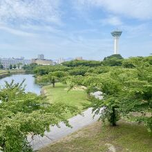 土塁の上からタワーと堀を見る