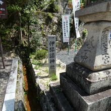 伊弉諾神社境内の牛頭天王社燈籠