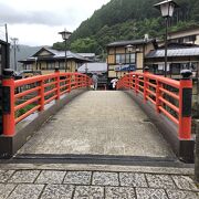 赤い欄干が水の街に映える