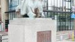 であい橋のたもとに