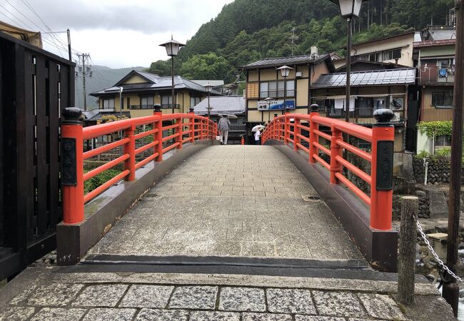 赤い欄干が水の街に映える